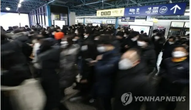 地下鉄を利用する市民（資料写真）＝（聯合ニュース）