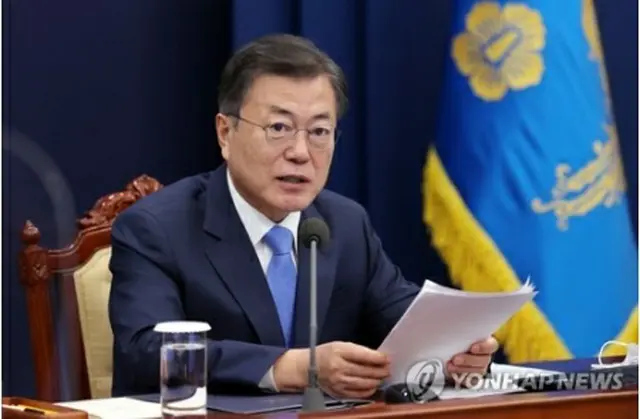 青瓦台（大統領府）で開かれた首席秘書官・補佐官会議で発言する文大統領＝１５日、ソウル（聯合ニュース）