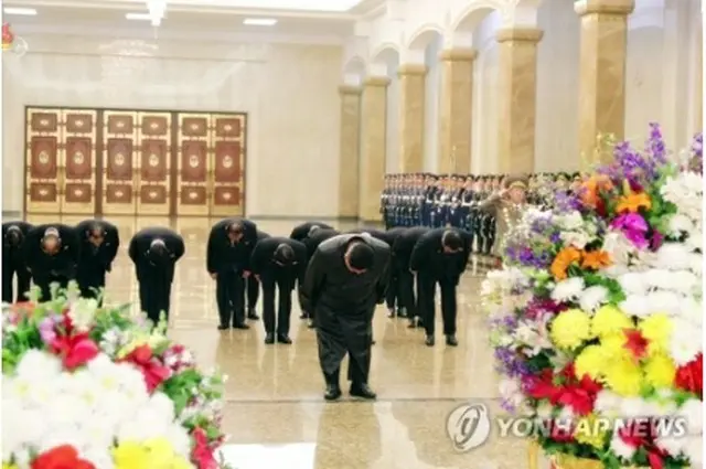 昨年２月１６日、錦繍山太陽宮殿を参拝する金正恩氏（朝鮮中央テレビより）＝（聯合ニュース）