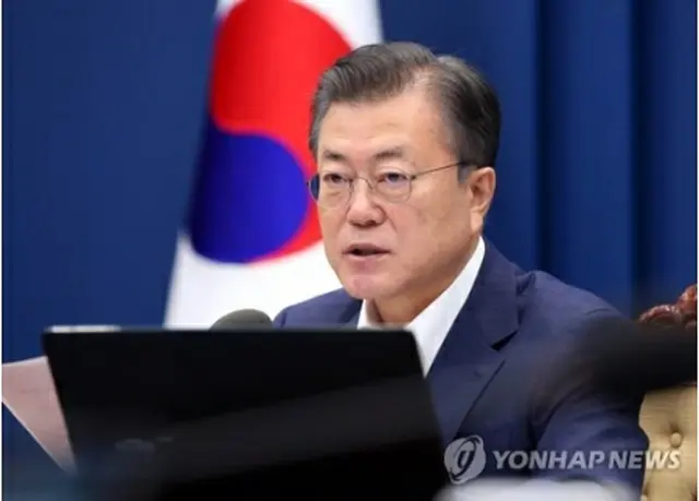 青瓦台（大統領府）で開かれた閣議で発言する文大統領＝16日、ソウル（聯合ニュース）