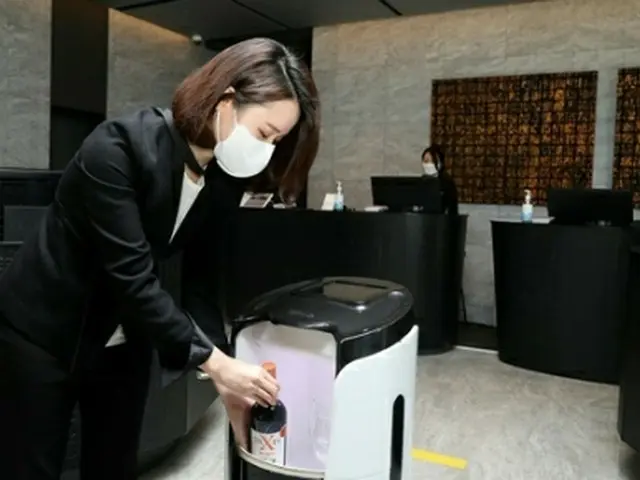 Ｌ７江南が導入したデリバリーロボット。従業員が客室に届ける飲み物をロボットに入れている（提供）＝（聯合ニュース）≪転載・転用禁止≫