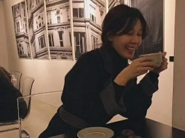 女優キム・ハヌル、カフェでのティータイムも画報撮影現場に早変わり？（画像提供:wowkorea）