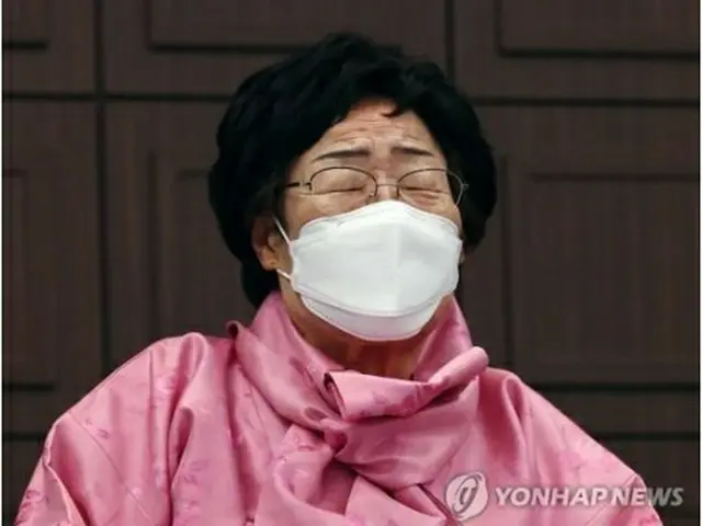 記者会見で涙を流す李容洙さん＝16日、ソウル（聯合ニュース）