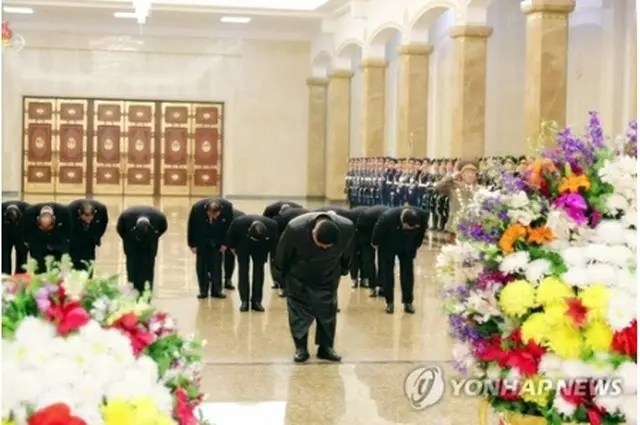昨年２月１６日、錦繍山太陽宮殿を参拝する金正恩氏（朝鮮中央テレビより）＝（聯合ニュース）≪転載・転用禁止≫