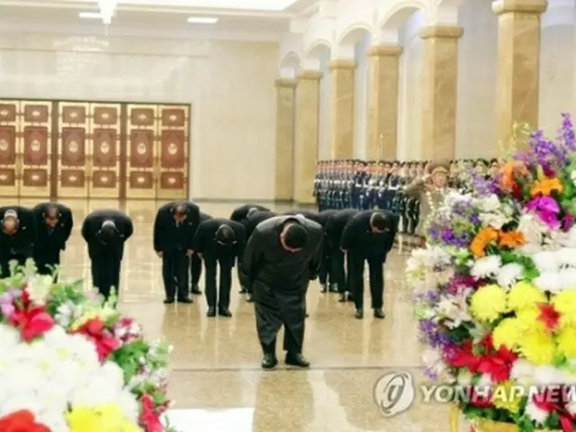 昨年２月１６日、錦繍山太陽宮殿を参拝する金正恩氏（朝鮮中央テレビより）＝（聯合ニュース）≪転載・転用禁止≫