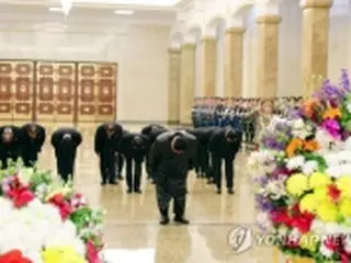 金正恩氏　故金正日氏の誕生日に宮殿参拝