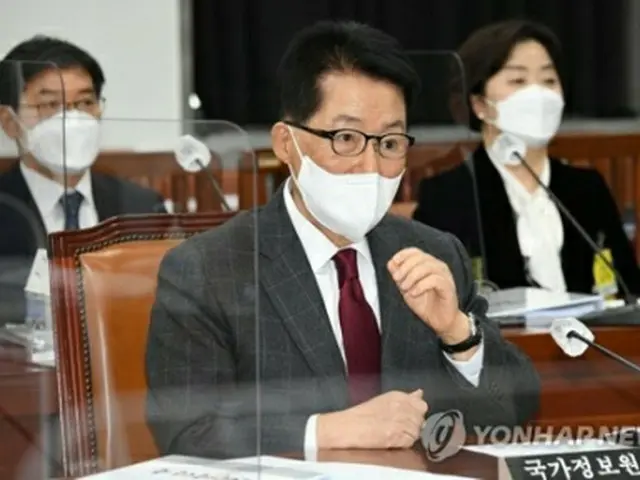 国会情報委員会に出席した国情院の朴智元（パク・チウォン）院長＝１６日、ソウル（聯合ニュース）