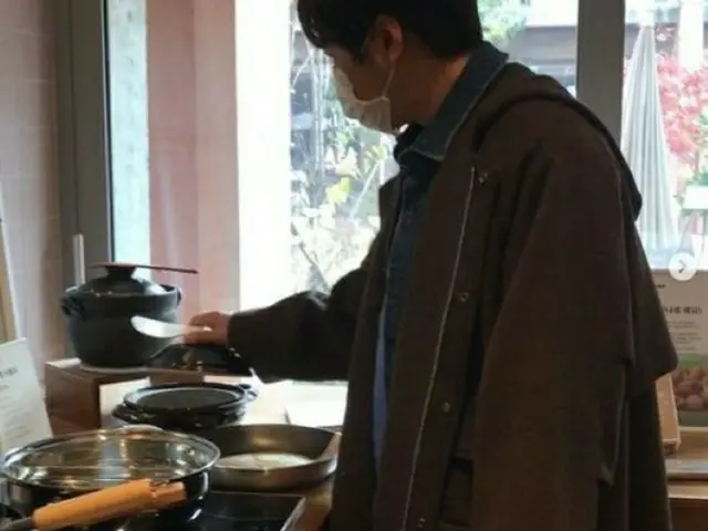 “アジアのプリンス”チャン・グンソク、鍋のふたを開ける姿も絵になるさすがの韓流スター…ショッピング中の日常を公開（画像提供:wowkorea）