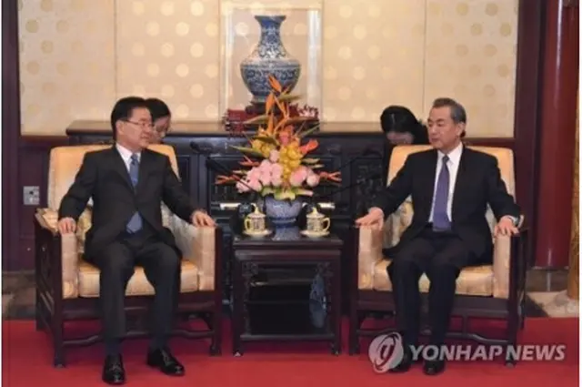 ２０１８年３月、訪中した鄭氏（左）が王毅氏と会談した（写真共同取材団）＝（聯合ニュース）