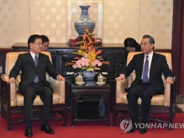 ２０１８年３月、訪中した鄭氏（左）が王毅氏と会談した（写真共同取材団）＝（聯合ニュース）