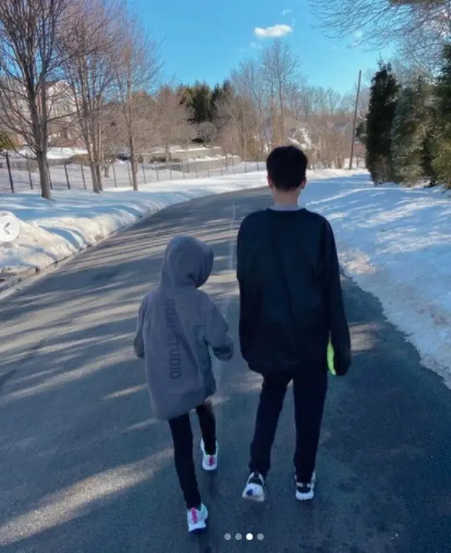 女優ソン・テヨン、子供たちと微笑ましいお散歩デートの近況を公開（画像提供:wowkorea）