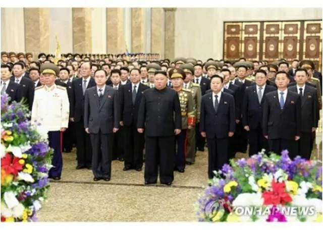 北朝鮮の朝鮮労働党機関紙、労働新聞は17日、金正恩総書記（最前列中央）が故金正日総書記の生誕記念日（光明星節）の16日に同氏の遺体が安置されている平壌の錦繍山太陽宮殿を参拝したと報じた（同紙ホームページから）＝（聯合ニュース）≪転載・転用禁止≫
