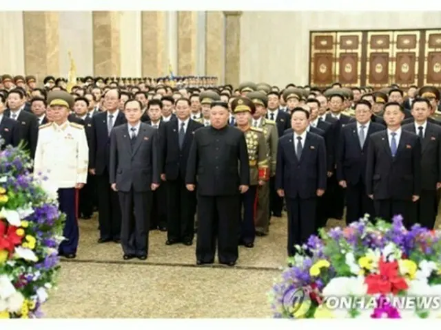 北朝鮮の朝鮮労働党機関紙、労働新聞は17日、金正恩総書記（最前列中央）が故金正日総書記の生誕記念日（光明星節）の16日に同氏の遺体が安置されている平壌の錦繍山太陽宮殿を参拝したと報じた（同紙ホームページから）＝（聯合ニュース）≪転載・転用禁止≫
