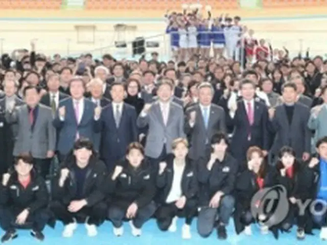 ２０２０年の開始式。記念撮影する代表選手と関係者（資料写真）＝（聯合ニュース）