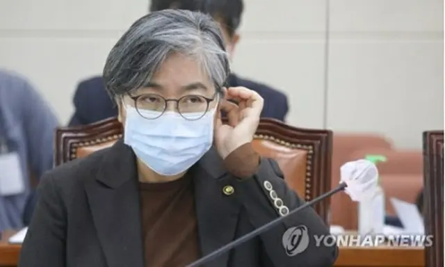 国会保健福祉委員会の全体会議に出席した鄭銀敬氏＝１７日、ソウル（聯合ニュース）
