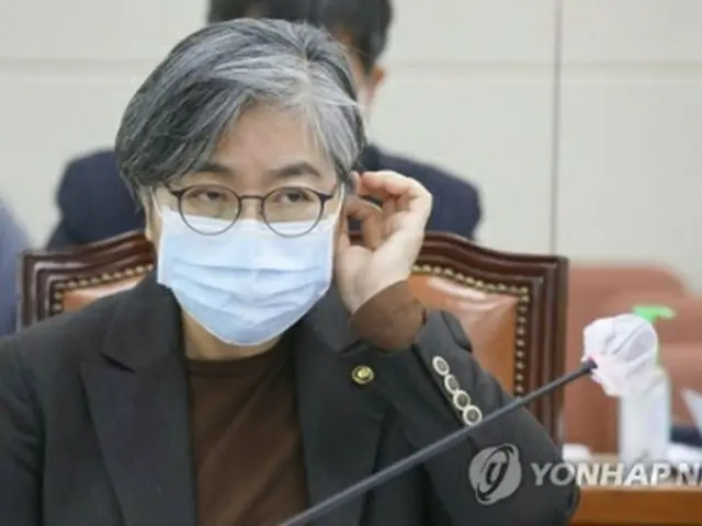 国会保健福祉委員会の全体会議に出席した鄭銀敬氏＝１７日、ソウル（聯合ニュース）