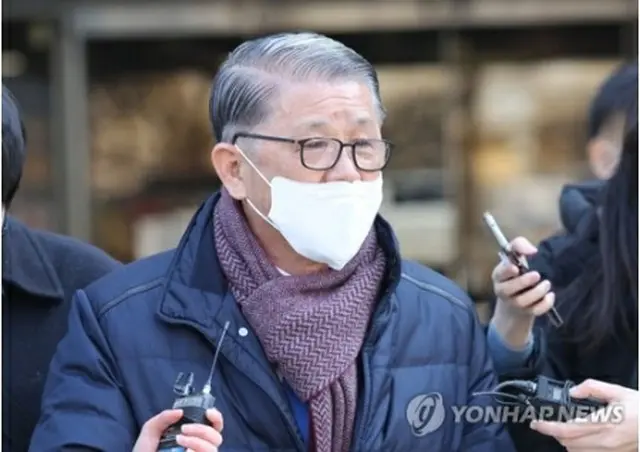 ソウル中央地裁での逮捕状審査を終えた崔泰源氏＝１７日、ソウル（聯合ニュース）