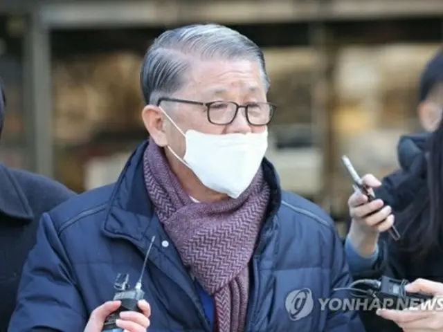 ソウル中央地裁での逮捕状審査を終えた崔泰源氏＝１７日、ソウル（聯合ニュース）