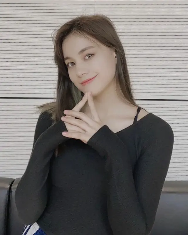 “もうすぐ16歳”「NiziU」のNINA、最強末っ子のビジュアルで一日を癒す…完成された美しさで魅了（画像:「NiziU」公式インスタグラム）