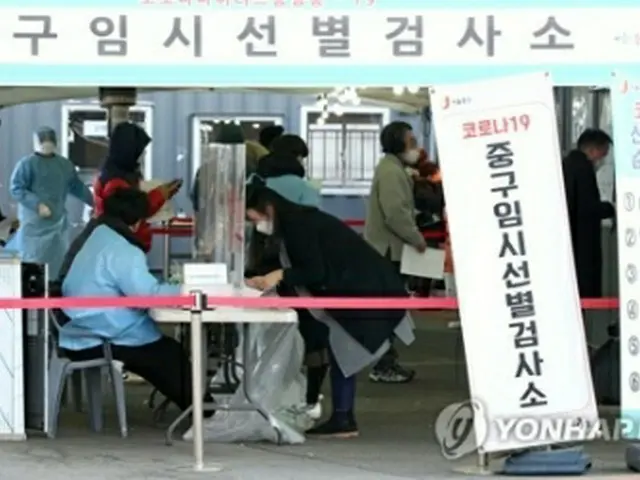 ソウル駅そばに設置されている新型コロナウイルスの検査所＝１７日、ソウル（聯合ニュース）