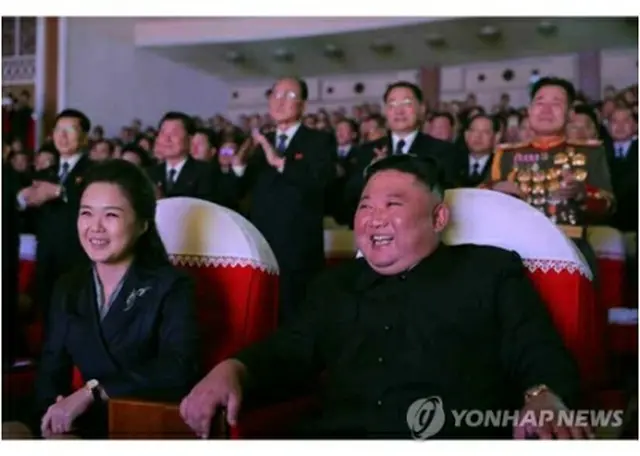公演を観覧する金正恩氏（右）と夫人の李雪主（リ・ソルジュ）氏（労働新聞ＨＰより）＝（聯合ニュース）≪転載・転用禁止≫