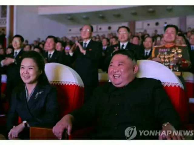 公演を観覧する金正恩氏（右）と夫人の李雪主（リ・ソルジュ）氏（労働新聞ＨＰより）＝（聯合ニュース）≪転載・転用禁止≫