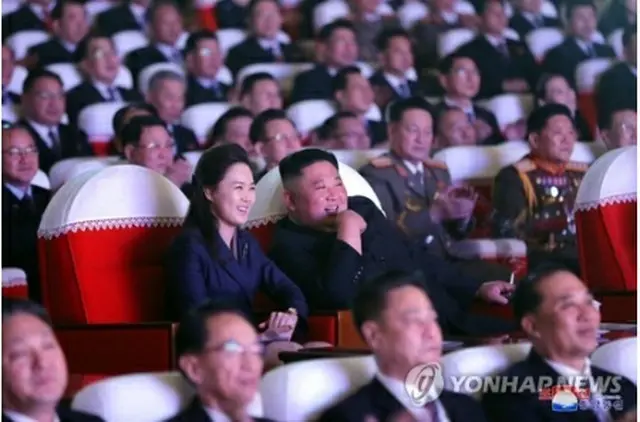 記念公演を観覧する金総書記と李氏＝（朝鮮中央通信＝聯合ニュース）≪転載・転用禁止≫