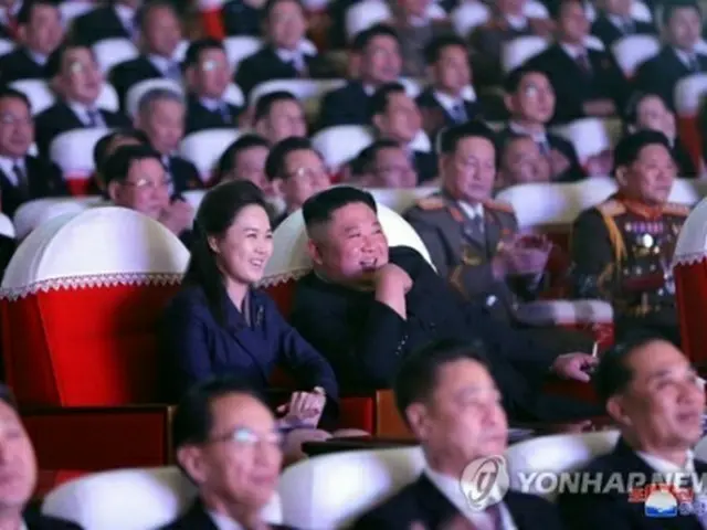記念公演を観覧する金総書記と李氏＝（朝鮮中央通信＝聯合ニュース）≪転載・転用禁止≫