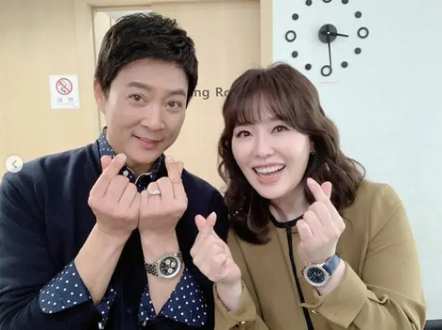 チェ・スジョン＆ハ・ヒラ、おしどり夫婦の仲睦まじい指ハート…公私ともに充実したキュートな魅力（画像提供:wowkorea）