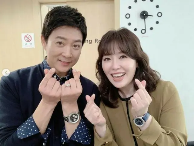 チェ・スジョン＆ハ・ヒラ、おしどり夫婦の仲睦まじい指ハート…公私ともに充実したキュートな魅力（画像提供:wowkorea）