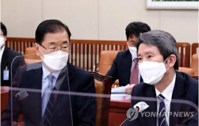 国会外交統一委員会の全体会議に出席した李仁栄氏（右）と鄭義溶（チョン・ウィヨン）外交部長官＝１８日、ソウル（聯合ニュース）