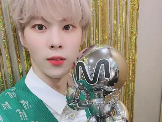 キム・ウソク（UP10TION）=男版テヨン？「エムカ」トロフィー認証ショットで歴代級の白肌で登場（画像提供:wowkorea）