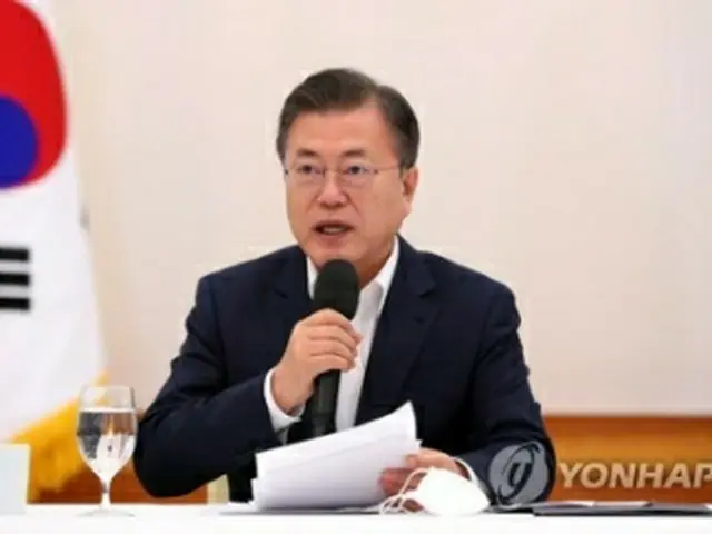懇談会で発言する文大統領＝１９日、ソウル（聯合ニュース）