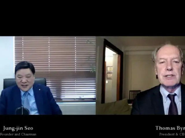 韓国バイオ企業“セルトリオン”グループのソ・ジョンジン名誉会長（左）と、トーマス・バーン米コリアソサエティ会長がオンラインで対談している（画像提供:wowkorea）