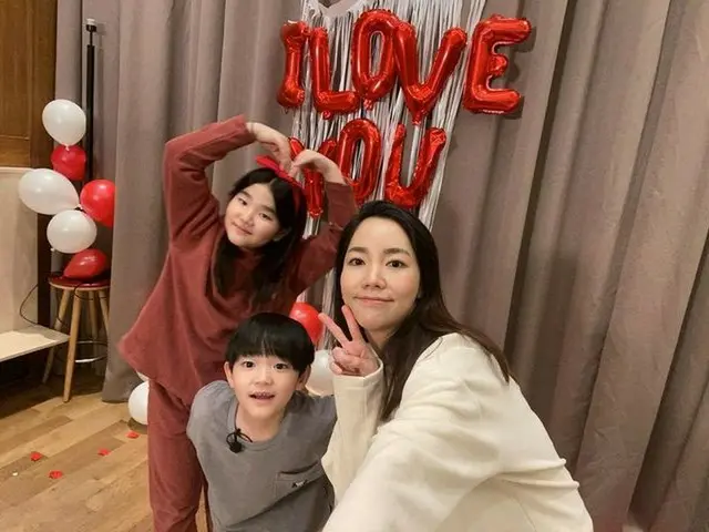 俳優イ・ボムスの妻イ・ユンジン、子供たちと共に芸能人級の美貌を披露（画像提供:wowkorea）