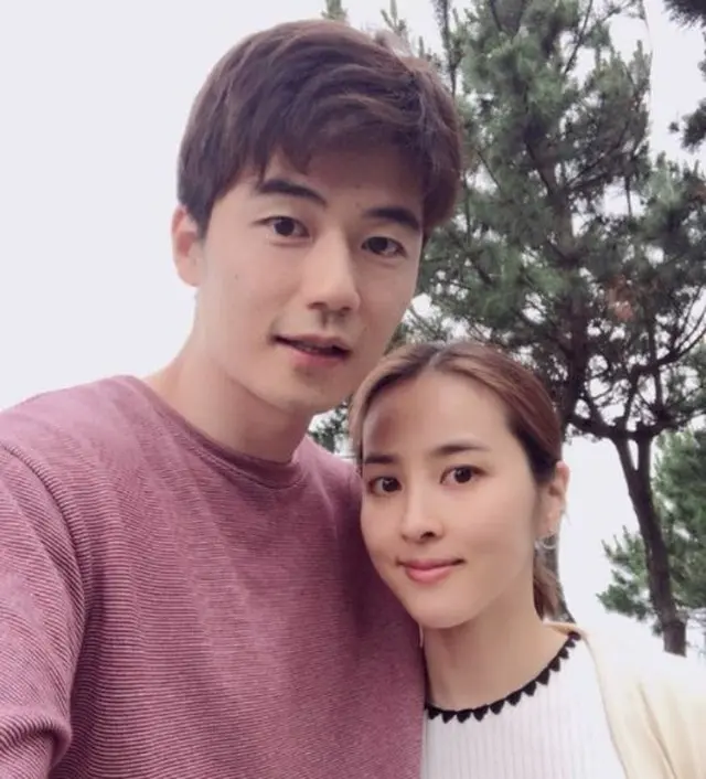 サッカー選手キ・ソンヨン、妻である女優ハン・ヘジンとの日常を公開…どんどん似ていく夫婦の笑顔（画像提供:wowkorea）