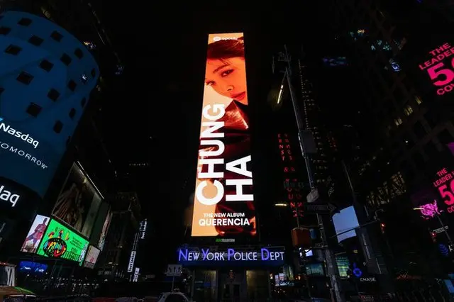 ソロアーティストチョンハが、米国ニューヨークのタイムズスクエアを輝かせた。（画像提供:OSEN）