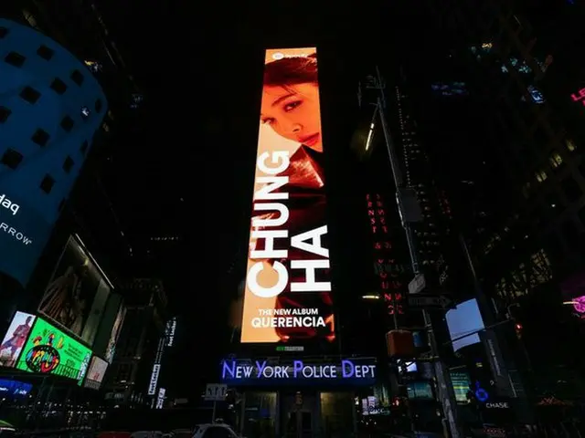 ソロアーティストチョンハが、米国ニューヨークのタイムズスクエアを輝かせた。（画像提供:OSEN）