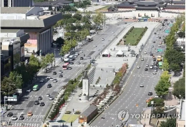 光化門広場を挟んで上下線が分かれていた以前の世宗大路（資料写真）＝（聯合ニュース）
