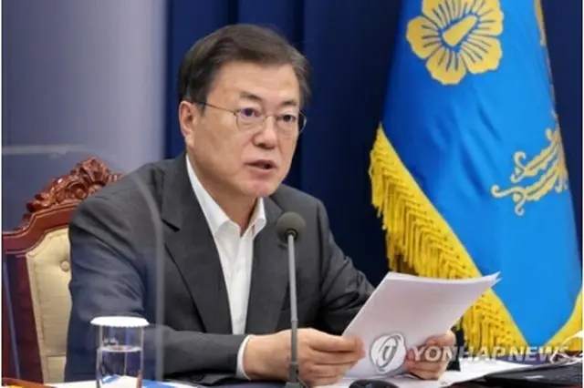 首席秘書官・補佐官会議で発言する文大統領＝２２日、ソウル（聯合ニュース）