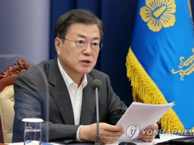 首席秘書官・補佐官会議で発言する文大統領＝２２日、ソウル（聯合ニュース）