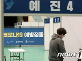 成人45%が「ワクチン接種遅らせたい」…文大統領の接種論争している場合か？＝韓国
