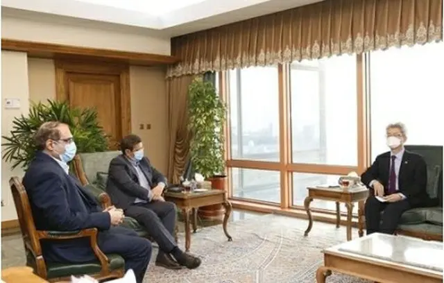 駐イラン韓国大使とイラン中央銀行総裁の会談の様子（イラン政府のホームページより）＝（聯合ニュース）≪転載・転用禁止≫