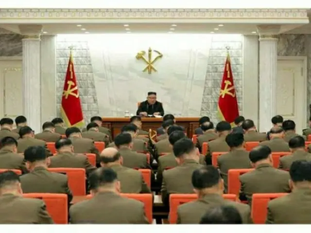 党中央軍事委員会の拡大会議に出席した金正恩氏（労働新聞ホームページより）＝（聯合ニュース）≪転載・転用禁止≫