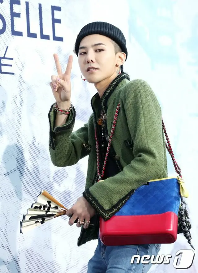 G-DRAGON（BIGBANG） 、”顎マスク”で路上喫煙か…ネットユーザーが「防疫守則違反でソウル市に申告」（画像提供:wowkorea）
