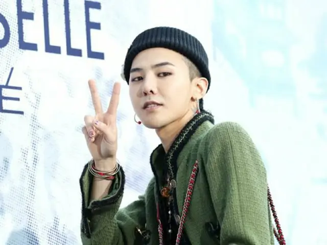 G-DRAGON（BIGBANG） 、”顎マスク”で路上喫煙か…ネットユーザーが「防疫守則違反でソウル市に申告」（画像提供:wowkorea）