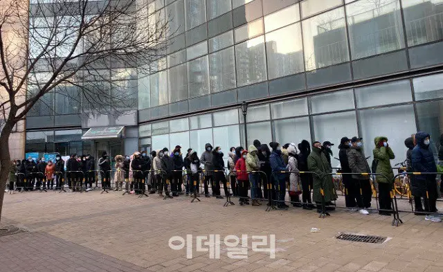 中国北京で、新型コロナワクチン接種のために人々が並んでいる（画像提供:wowkorea）