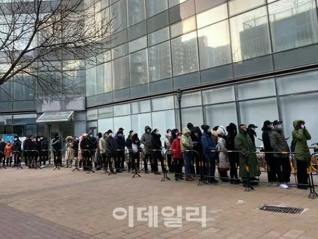 中国北京で、新型コロナワクチン接種のために人々が並んでいる（画像提供:wowkorea）