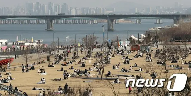 週末ソウルの漢江公園に35万人集まり…「ワクチン効果」はまだ先なのに＝韓国（画像提供:wowkorea）