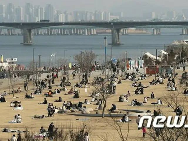 週末ソウルの漢江公園に35万人集まり…「ワクチン効果」はまだ先なのに＝韓国（画像提供:wowkorea）